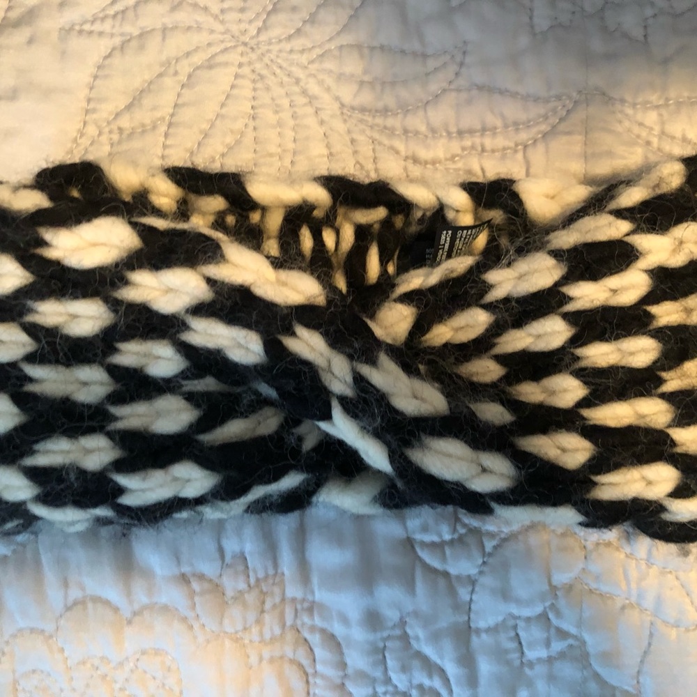 Club Monaco black and white knit headband / earmuffs🖤🤍